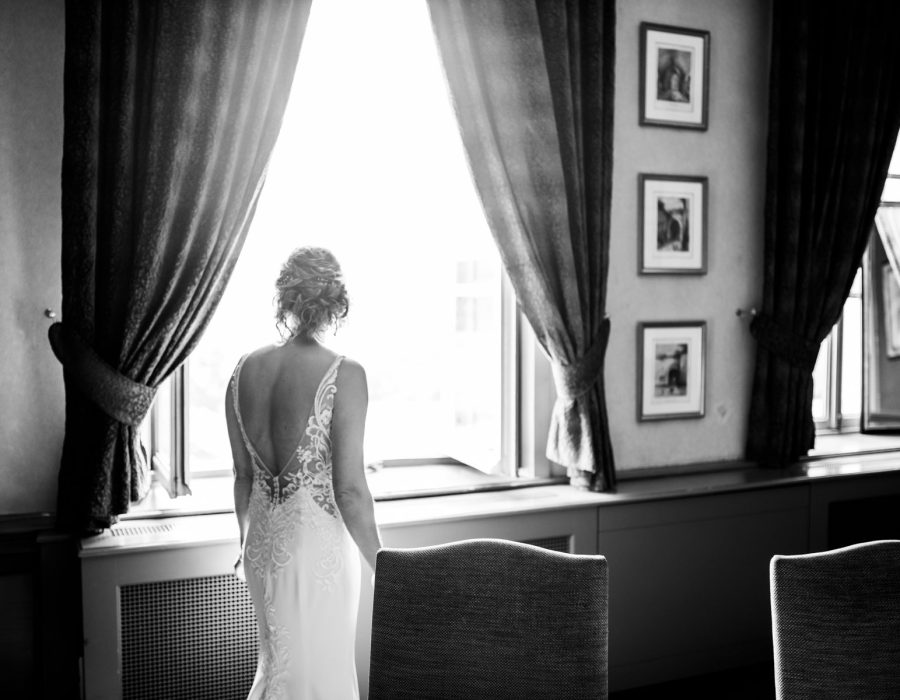 bruid kijkt uit raam